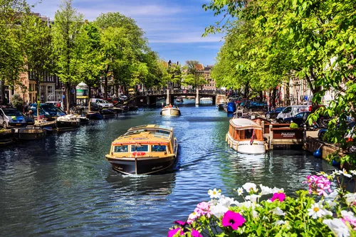 Image taken from https://canalsofamsterdam.com/wp-content/uploads/2022/07/Canal-cruises-Amsterdam-scaled.jpg