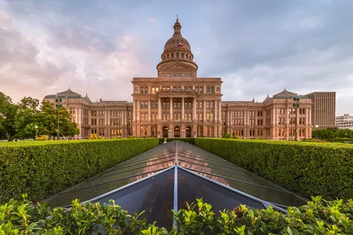 Image taken from https://fthmb.tqn.com/GnXmqxS-Mc_w1Uyl7-eQp_A4Img=/2125x1416/filters:fill(auto,1)/Texas-capitol-building-5734ce793df78c6bb0f78df6.jpg