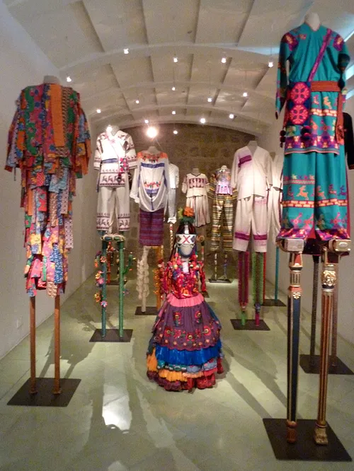 Image taken from https://3.bp.blogspot.com/-bRlKrGa9cNI/URUjXcCHPNI/AAAAAAAAKHQ/5n1E-KZlEno/s1600/Stilts+0173.jpg