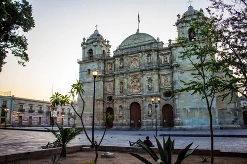 Image taken from https://www.ikbenopreis.nl/wp-content/uploads/2019/12/Zocalo-Oaxaca.jpg