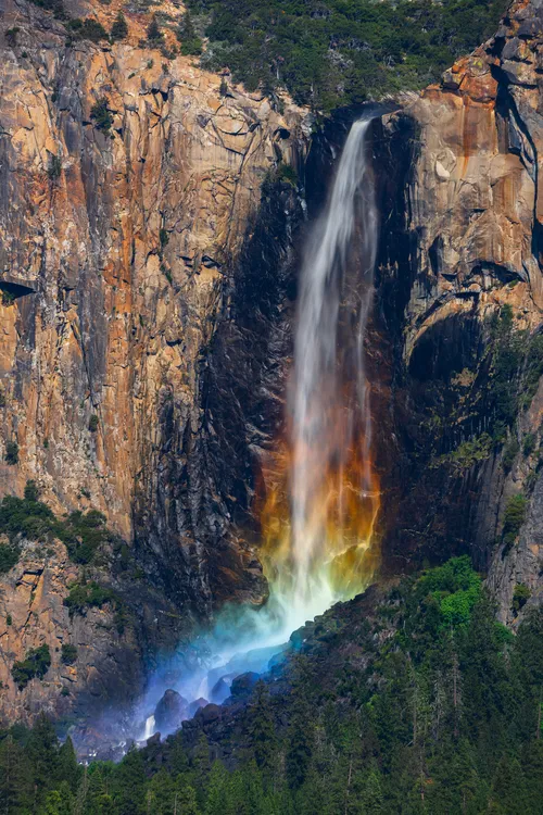 Image taken from https://www.josephfiler.com/images/xl/California-Yosemite-Bridalveil-Falls-0990.jpg