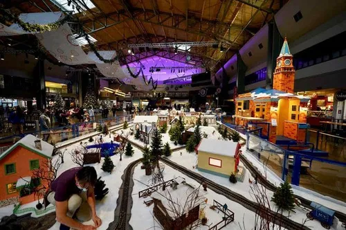 Image taken from https://secretseattle.co/wp-content/uploads/2022/11/seattle-winterfest.jpeg