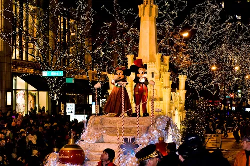 Image taken from https://yourchicagoguide.com/wp-content/uploads/2019/10/Magnificent-Mile-Lights-Festival-3.jpg
