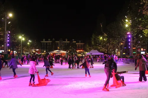 Image taken from https://winterfestivalamsterdam.com/wp-content/uploads/2021/09/Ice-rink-Rembrandtplein-Amsterdam.jpeg
