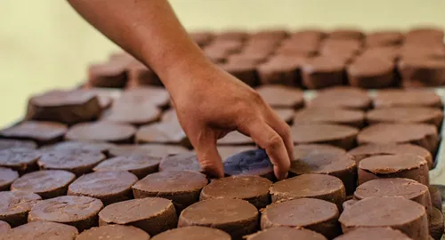 Image taken from https://www.mexicodesconocido.com.mx/wp-content/uploads/2024/01/chocolate_oaxaqueno.jpg