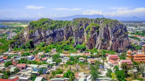 Image taken from https://goodmorning-hoian.com/wp-content/uploads/montagnes-de-marbre-danang-768x432.jpg