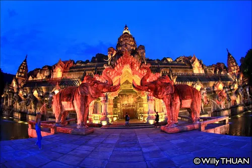 Image taken from https://i2.wp.com/content.phuket101.net/wp-content/uploads/20170424214147/phuket-fantasea-1-2.jpeg?ssl=1