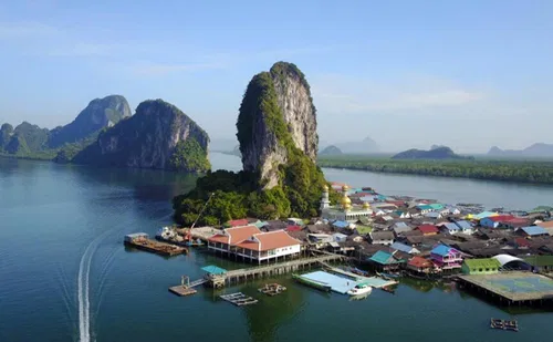 Image taken from https://www.yourtourdesk.com/wp-content/uploads/2025/03/phang-nga-bay-james-bond-island-tour-by-v-marine-tour-2.jpg