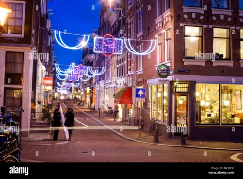 Image taken from https://c8.alamy.com/comp/BK3PCK/de-negen-straatjes-the-nine-9-little-streets-shopping-district-in-BK3PCK.jpg