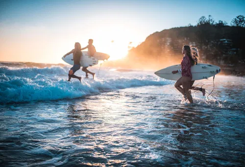 Image taken from https://www.kayak.com.au/news/wp-content/uploads/sites/23/2022/10/DEST_AUSTRALIA_PEOPLE_SURFING_GettyImages-909575096.jpg