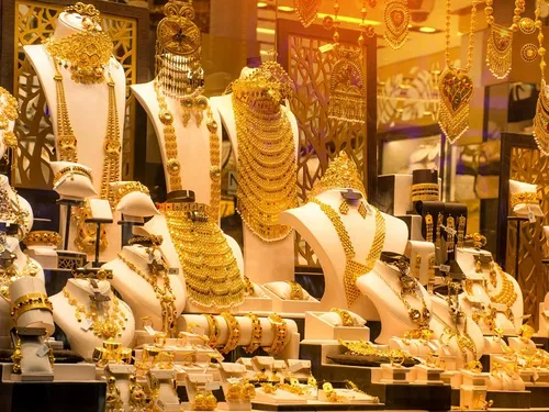 Image taken from https://www.trawell.in/admin/images/upload/123159405dubai_gold_souk.jpg