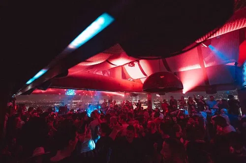 Image taken from https://clubbookers.com/wp-content/uploads/2021/12/highlight-room-gallery-5.jpg