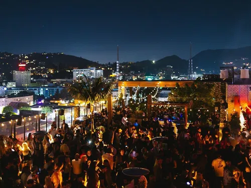 Image taken from https://a.storyblok.com/f/116532/1080x810/18a30d5646/highlight-room-los-angeles-with-a-view.webp