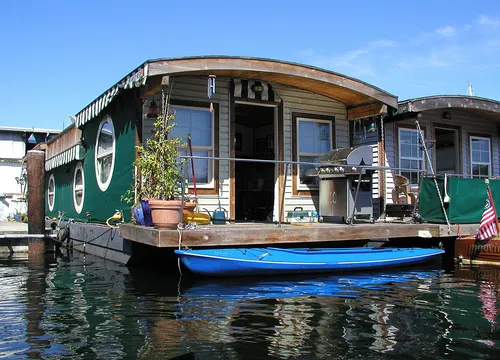Image taken from https://upload.wikimedia.org/wikipedia/commons/thumb/5/56/LakeUnionHouseboat.jpg/1200px-LakeUnionHouseboat.jpg