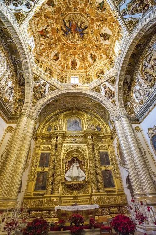 Image taken from https://thumbs.dreamstime.com/b/b%C3%B3veda-adornada-santo-domingo-de-guzman-church-oaxaca-mexico-del-techo-capilla-back-monastery-m%C3%A9xico-altar-la-construido-entre-154750443.jpg