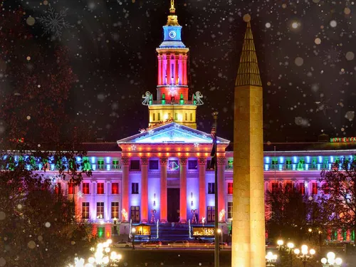 Image taken from https://coloradocannabistours.com/wp-content/themes/cct3/assets/images/tours/denver-holiday-lights-tour.jpg