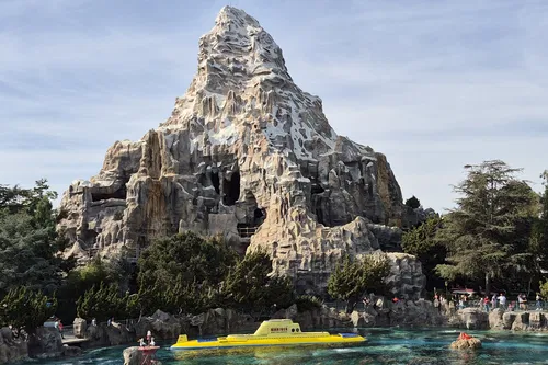 Image taken from https://rollercoastertraveller.com/wp-content/uploads/2022/01/disneyland-anaheim-november-2024-45.jpg