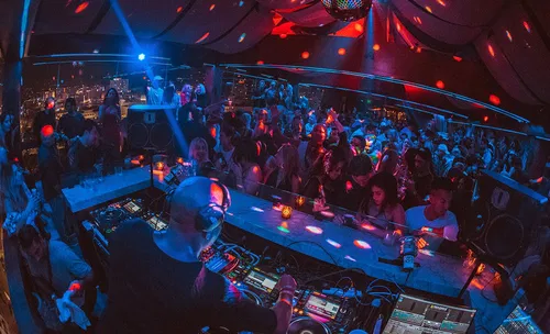 Image taken from https://www.clubbookers.com/wp-content/uploads/2018/04/highlight-room-gallery-1.jpg