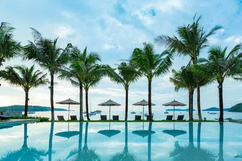 Image taken from https://royalvacationdmc.com/wp-content/uploads/2021/06/bandara-villas-phuket.jpg