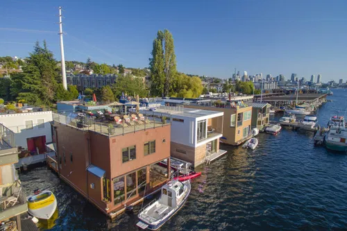 Image taken from https://houseboatsofseattle.com/wp-content/uploads/2020/06/10-E-Roanoke-4-001-e1596787767804-1024x684.jpg