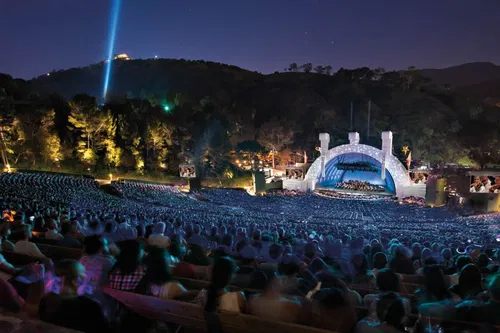 Image taken from https://frenchdistrict.com/californie-sud/wp-content/uploads/sites/5/2016/06/hollywood-bowl-musique-plein-air-los-angeles-une.jpg