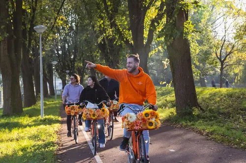 Image taken from https://travel-buddies.com/wp-content/uploads/2025/06/amsterdam-cheese-windmill-countryside-bike-tour-3.jpg