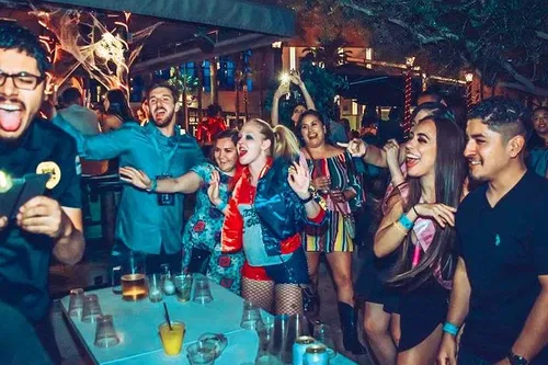 Image taken from https://images.dyvarcity.com/experience-images/dyvarcity_4d2fec43d52fb1deedb466675_1e.jpg?format=webp&amp;width=800