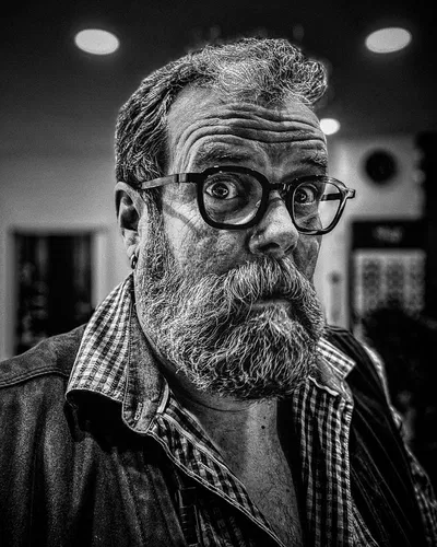 Jochen Malmsheimer: A Night of Razor-Sharp Wit at Kulturzentrum Schlachthof!