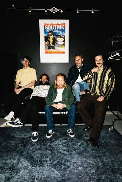 Kakkmaddafakka Live: Bergen's Indie Extravaganza at Røkeriet!
