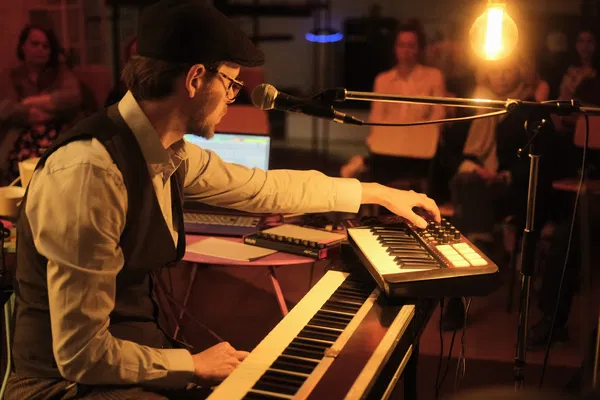 Experience Alexander F. Hooper Live at Zentrum für Kunst Bremen