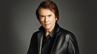 RAPHAEL: French Chanson Sensation in Trappes!