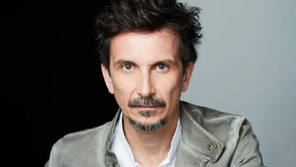 Arnaud Tsamere: A Hilarious Night of Stand-Up in Calais!