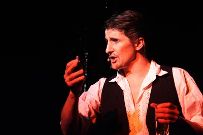 Experience "Moderne Hafenzeiten" at HafenRevue Theater Bremen!