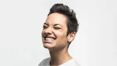Caroline Estremo: A Night of Laughter at Clermont-Ferrand's Maison de la Culture