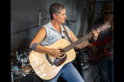 Dina Hall Live at Daryl's House in Pawling!