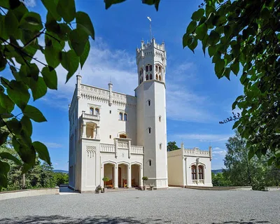 Experience Royal Elegance: Besøk Oscarshall 2025