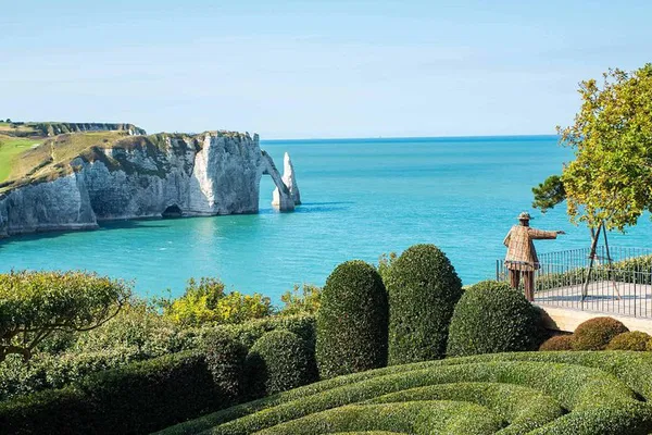 Etretat's Artistic Cliffs: A Luxurious Coastal Escape