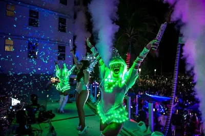 Miami Boat Party: Open Bar, Party Bus & Nightclub!