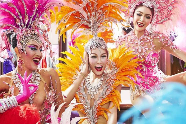 Phuket Simon Cabaret: A Dazzling Night of Thai Glamour!