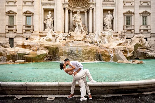 Rome: Trevi Fountain Sunrise Photoshoot for Epic Memories