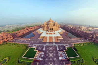Delhi's Spiritual Sanctuaries: A Full-Day Temple Odyssey