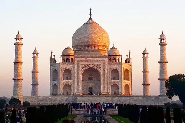 Discover the Taj Mahal: A Luxurious Same-Day Car Tour from Delhi