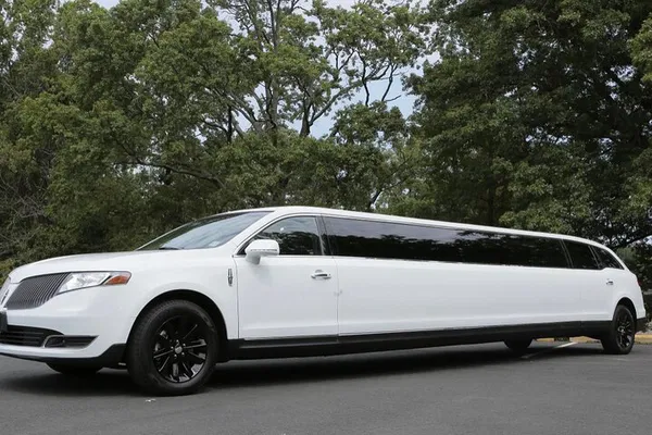 Luxury Private Transfers: Montreal Airport (YUL) to City Center