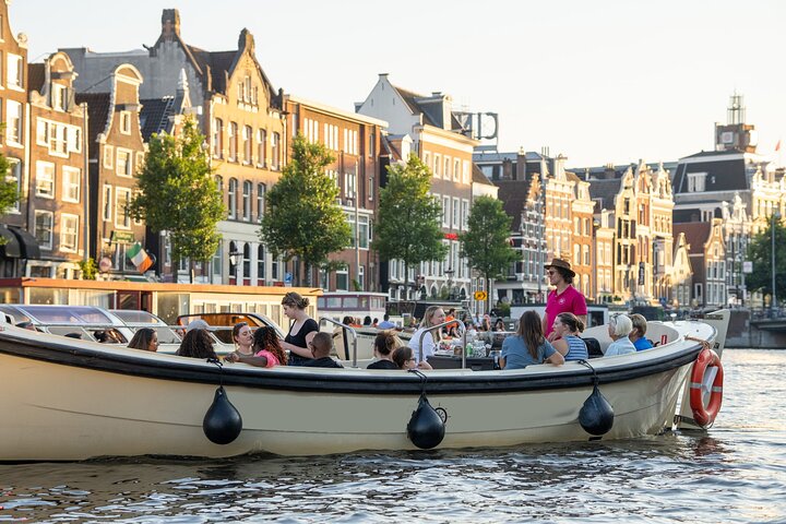Amsterdam Evening Cruise: Drinks & Dutch Bites