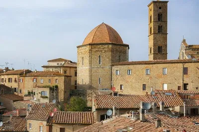 Tuscan Treasures: Private Volterra & San Gimignano Tour from Livorno