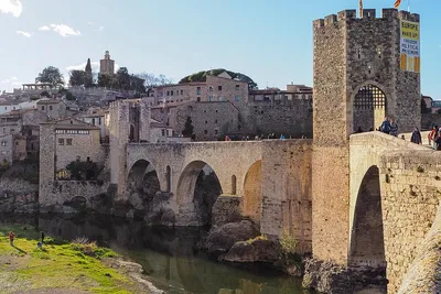 Besalú & Volcanic Girona: Day Trip with Lake Banyoles