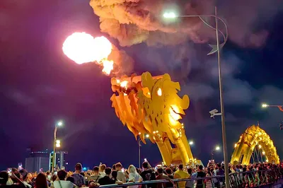 Da Nang Food Tour & River Cruise: Fire Show!