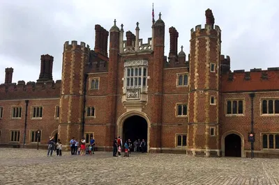 Hampton Court Palace: Private Day Trip from London