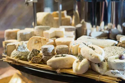 Bordeaux Food Tour: Uncover Local Flavors & Hidden Gems