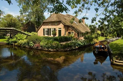 Discover Giethoorn & Enclosing Dike: A Personalized Dutch Adventure